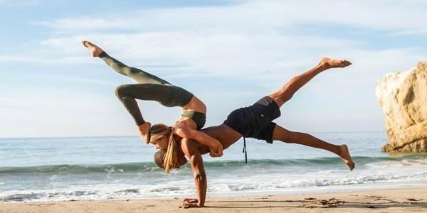 Ασκήσεις γιόγκα για δύο 3 αποτελεσματικές στάσεις acro yoga για αρχάριους