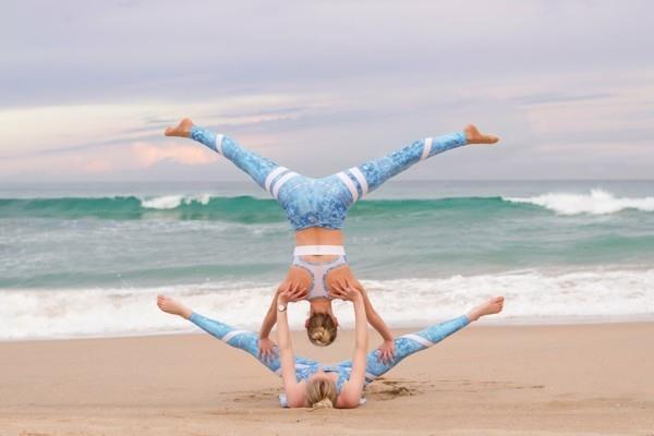 Ασκήσεις γιόγκα για δύο στάσεις acro yoga