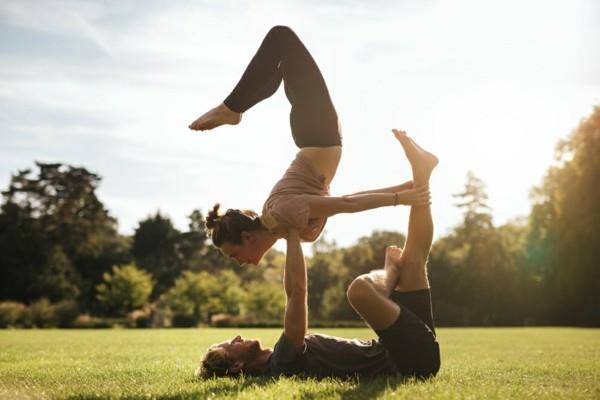 Ασκήσεις γιόγκα για δύο ασκήσεις Acro yoga