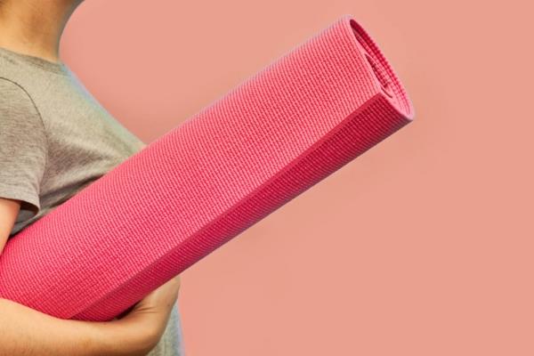 Καθαρισμός και απολύμανση του χαλάκι γιόγκα. Να κάνετε μόνοι σας απορρυπαντικά