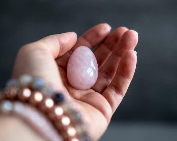 Yoni Eggs Rose Quartz Yoni Egg μια χούφτα με μέγεθος