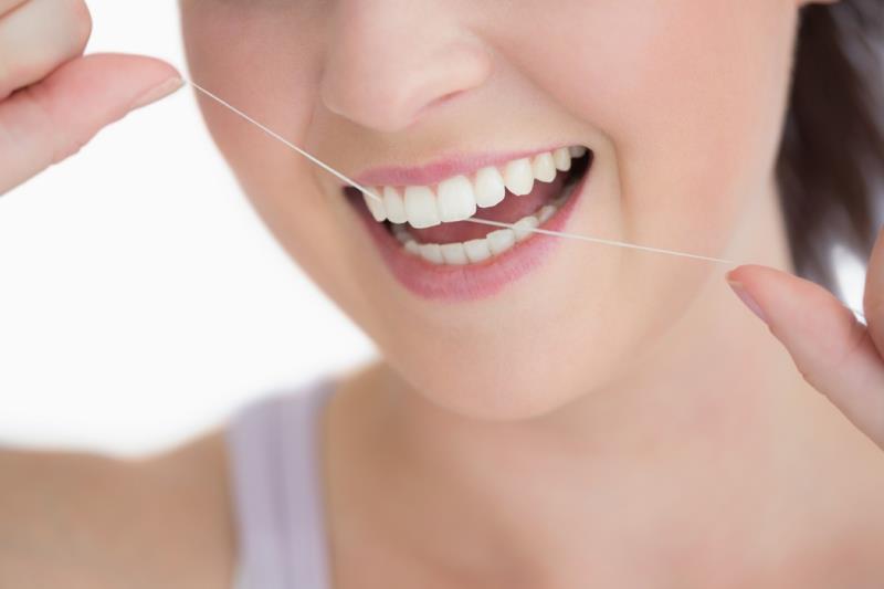 Πονόδοντος Τι να κάνετε Βουρτσίστε τα δόντια σας με νήμα