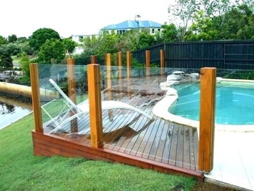 Φράχτη γύρω από την πισίνα ιδέες πολλές ξαπλώστρες από ξύλο