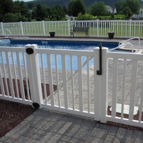 Φράχτη γύρω από ιδέες πισίνας λευκή βαμμένη ξύλινη πόρτα όμορφο σχέδιο