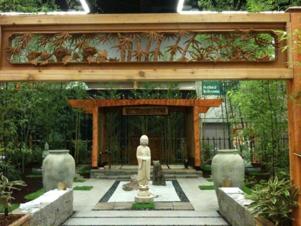 Ο κήπος Zen απλώνει ιαπωνικά φυτά από τσιμεντένιες πλάκες