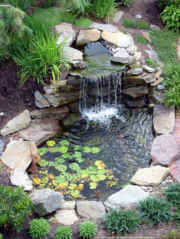 Ο κήπος Zen δημιουργεί ιαπωνικά φυτά πέτρες νερό κήπο