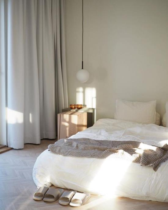 Τα υπνοδωμάτια Zen μόνο για ύπνο χρησιμοποιούν φωτεινή, γαλήνια ατμόσφαιρα δωματίου, όχι περιττή