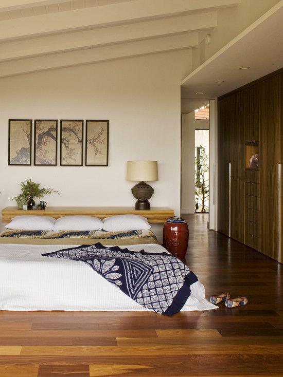Υπνοδωμάτιο Zen άνετα μαξιλάρια κρεβατιών οπτικές προθέσεις με μοτίβο οροφής σε σκούρο μπλε και γκρι ψηλό βάζο σε κατακόκκινο δίπλα στο κρεβάτι