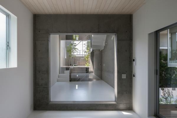 Εσωτερικός κήπος στο διάδρομο του ιαπωνικού σπιτιού