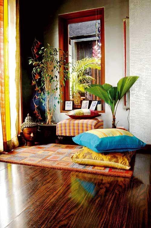 Εσωτερικά φυτά, ξύλινες φιγούρες, ζεστά χρώματα χαρακτηρίζουν την εμφάνιση του δωματίου σε ινδικό καλοκαιρινό στιλ