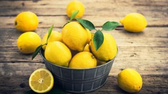 Αποθηκεύστε σωστά τα κίτρινα φρούτα λεμονιών σε ένα ρουστίκ μπολ