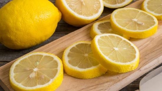 Κόψτε σωστά τα λεμόνια σε φέτες και αποθηκεύστε τα υπόλοιπα