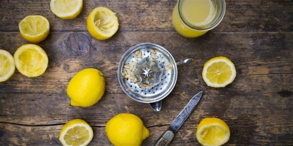 Λεμονοδιατροφή Ετοιμάστε αποτοξινωτικό ρόφημα Λεμονάδα Κόψτε τα λεμόνια στη μέση