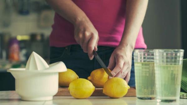 Ετοιμάστε ποτό αποτοξίνωσης με δίαιτα λεμονιού Πιείτε χυμό εσπεριδοειδών