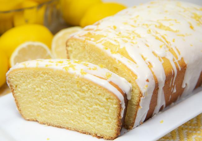 Δύο συνταγές για το ψήσιμο κέικ λεμονιού από το ταψί είναι φρέσκες και ζουμερές, δημοφιλείς σε μικρούς και μεγάλους