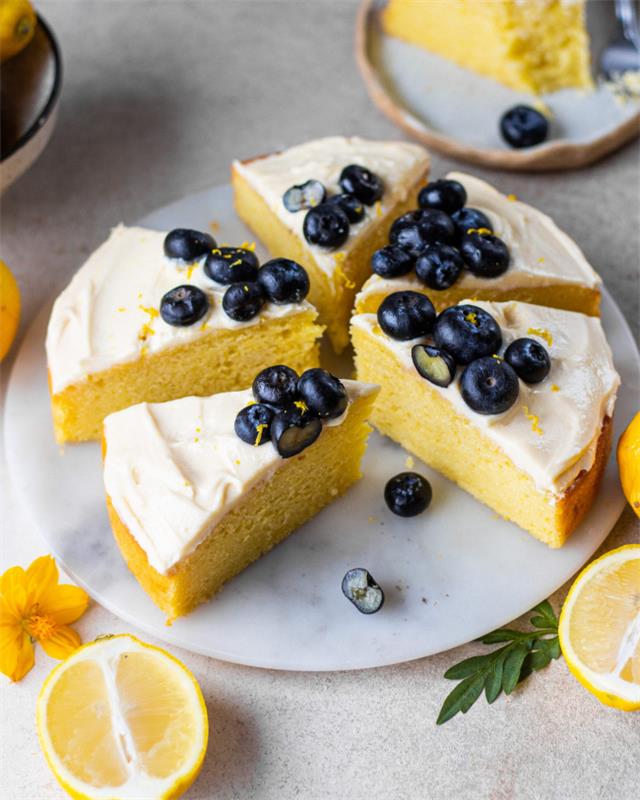 Το κέικ με λεμόνι ψήνει δύο συνταγές διακοσμημένες με μούρα φρέσκα που έχουν ελκυστική γεύση
