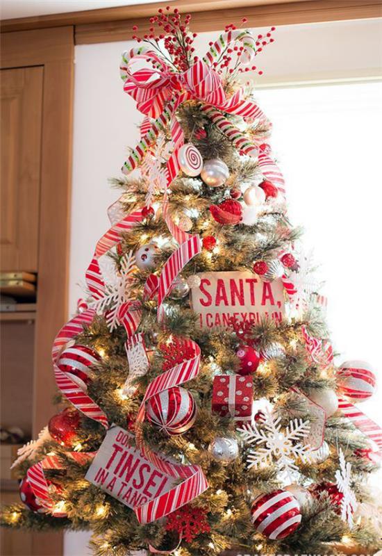 Καραμέλες καραμέλες αστείο διακοσμητικό χριστουγεννιάτικο δέντρο σε κόκκινο και άσπρο διακοσμούν ένα πραγματικό χαρακτηριστικό