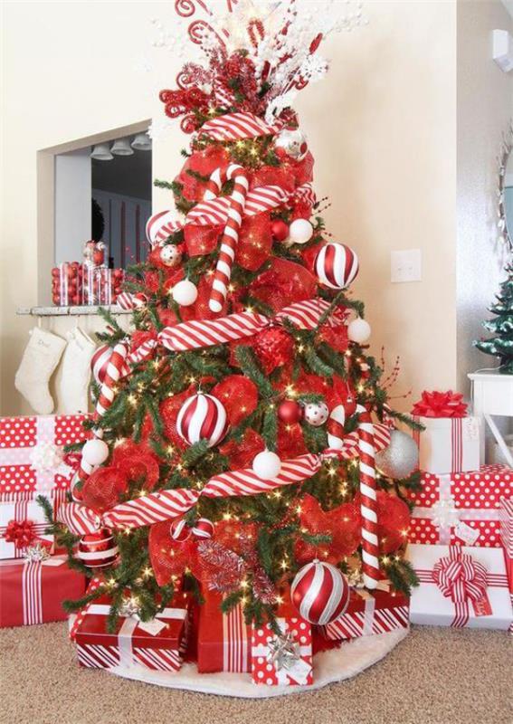 Καραμέλες αστείο διακοσμητικό χριστουγεννιάτικο δέντρο σε κόκκινο και άσπρο διακοσμούν ένα πραγματικό χαρακτηριστικό '