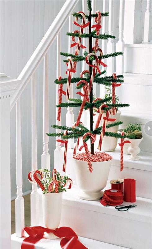 Καραμέλες αστεία διακόσμηση στο κλιμακοστάσιο, μικρές διακοσμήσεις χριστουγεννιάτικων δέντρων σε λευκό και κόκκινο