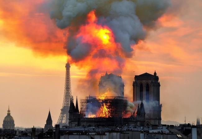 Δύο drones και το πυροσβεστικό ρομπότ Colossus βοήθησαν να σταματήσει η φωτιά της Notre Dame από πολύ μακριά