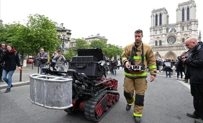 Δύο μη επανδρωμένα αεροσκάφη και το πυροσβεστικό ρομπότ Colossus βοήθησαν να σταματήσει η φωτιά της Notre Dame. Το έργο του Colossus τελείωσε