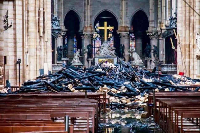 Δύο μη επανδρωμένα αεροσκάφη και το πυροσβεστικό ρομπότ Colossus βοήθησαν να σταματήσει η φωτιά της Notre Dame από ό, τι απομένει μετά τη φωτιά