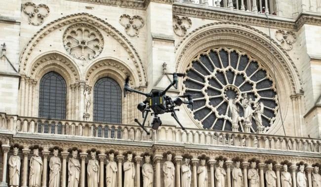 Δύο μη επανδρωμένα αεροσκάφη και το πυροσβεστικό ρομπότ Colossus βοήθησαν να σταματήσει η πυρκαγιά της Notre Dame που απειλήθηκε να έρθει στη διάσωση