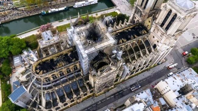 Δύο μη επανδρωμένα αεροσκάφη και το πυροσβεστικό ρομπότ Colossus βοήθησαν να σταματήσει η φωτιά της Notre Dame. Άποψη από ψηλά του καθεδρικού ναού