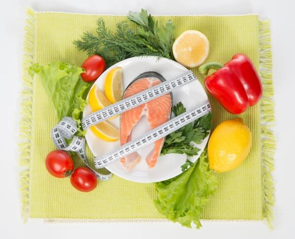 Χάστε βάρος με απόλαυση σολομό λαχανικά λεμόνι