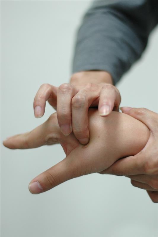 ζωντανός υγιής υγιεινός τρόπος ζωής θεραπευτική πρακτική μασάζ ζώνες βελονισμού χέρι3