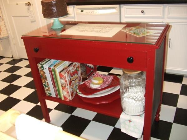 Συρταριέρα ως κουτί κουζίνας, λακαρισμένο σε γυαλιστερό κόκκινο ξύλο