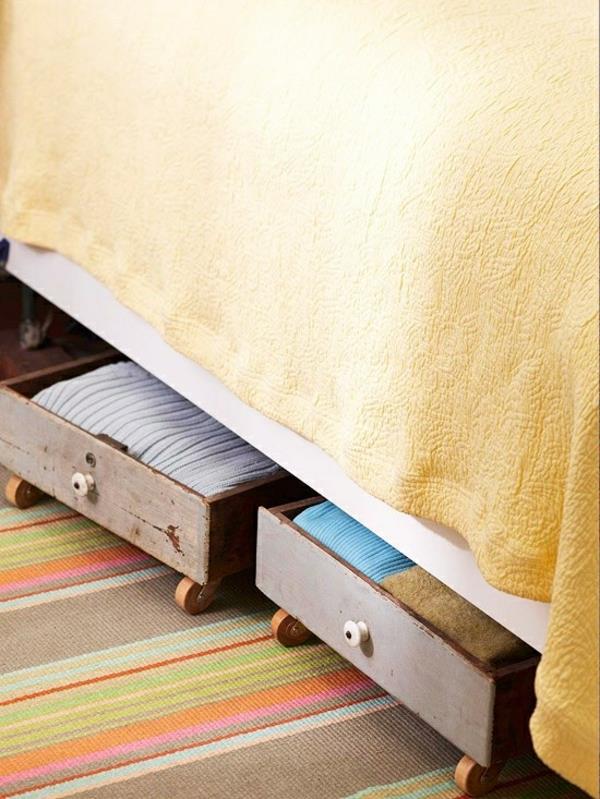 συρτάρια σε τροχούς κάτω από το κρεβάτι