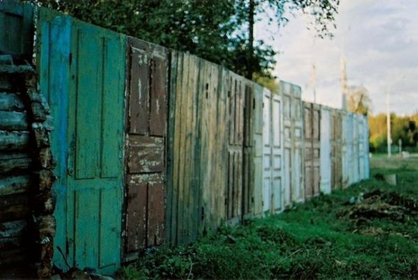 παλιές πόρτες ανακυκλώνουν ξύλινα φράχτη επίπλων DIY