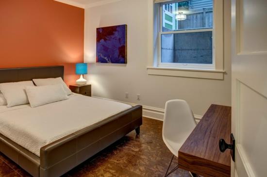 παλιό σπίτι ανακαίνιση έργο υπνοδωμάτιο ξενώνα πορτοκαλί λευκό χρώμα τοίχου