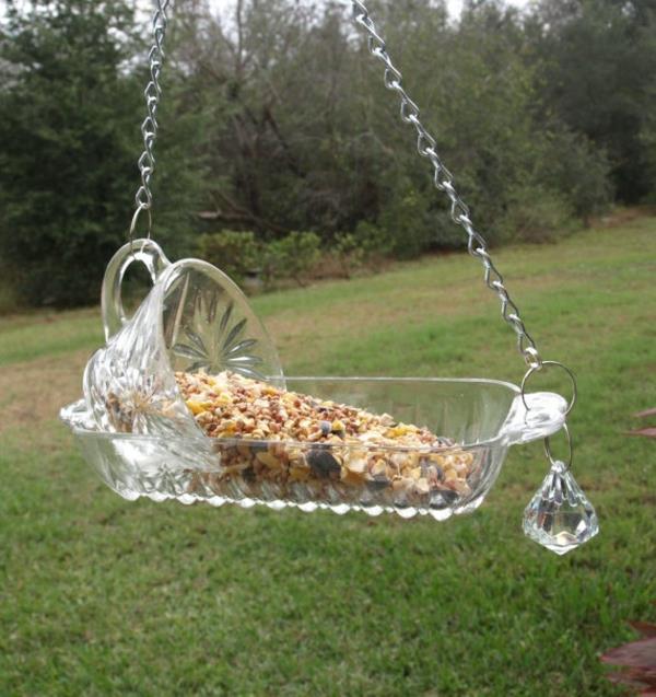 παλιομοδίτικα γυάλινα πιάτα που κρέμονται κήπος τροφοδότη πουλιών