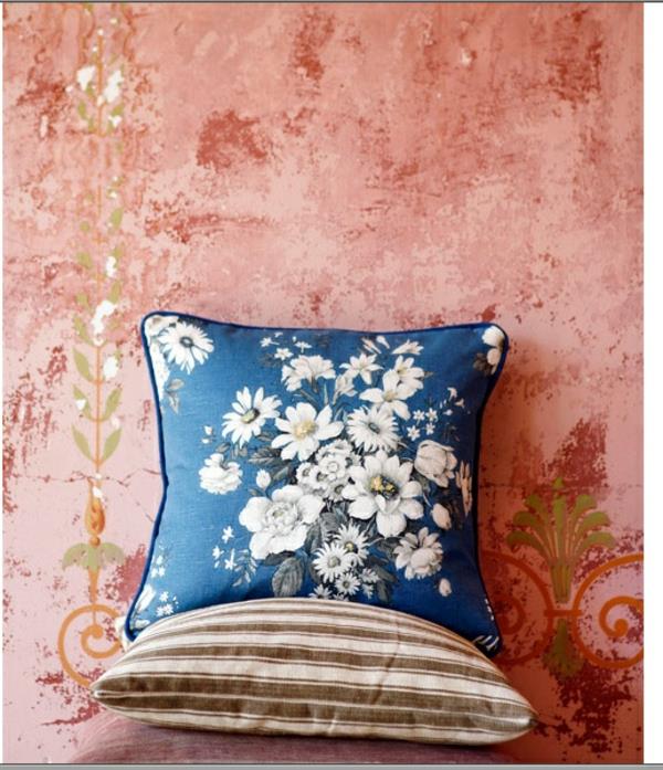 σκούρο ροζ χρώμα τοίχου σαλόνι κλασικά vintage μαξιλάρια μπλε