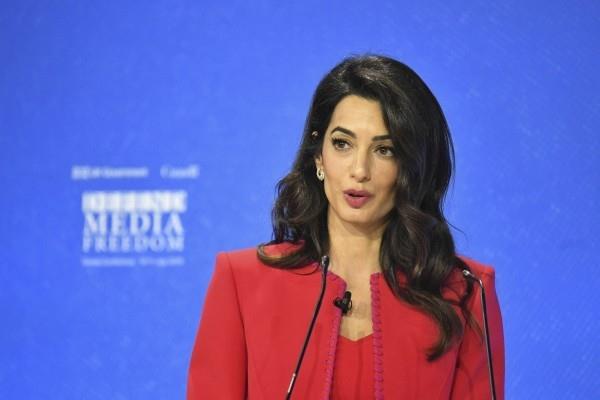 η Αμάλ Κλούνεϊ ως ομιλήτρια σε συνέδριο