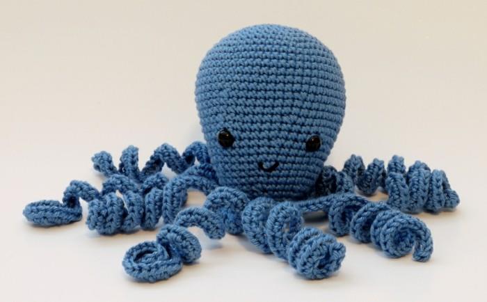 χταπόδι amigurumi σε μπλε χρώμα