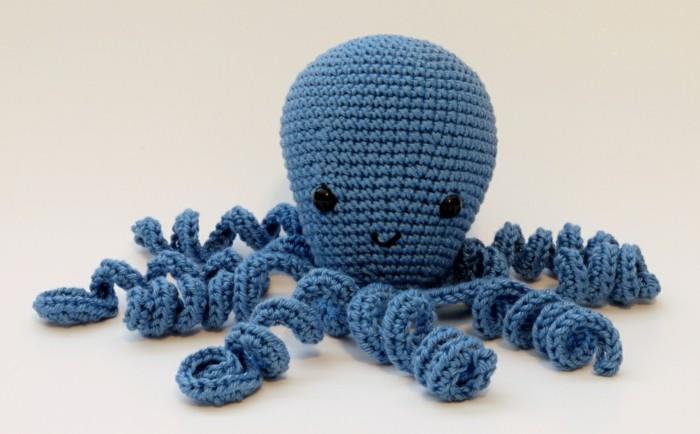 χταπόδι amigurumi σε μπλε χρώμα