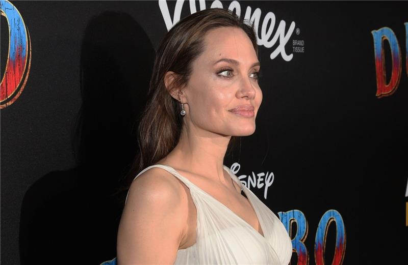 η Angelina Jolie ωραία στο dumbo