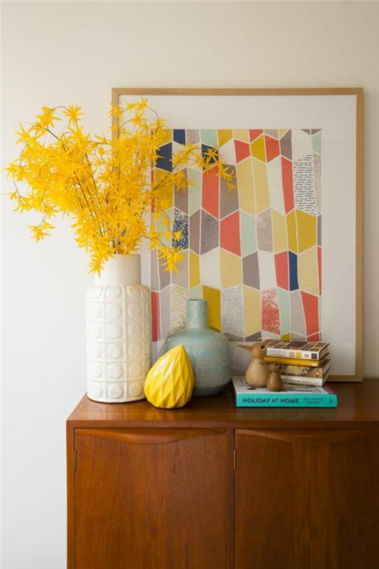 Μπουφές διακοσμούν κεραμικά βάζα κίτρινα λουλούδια κλαδιά αφηρημένη συρταριέρα ξύλο συρταριών