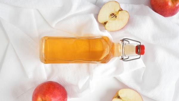 Φτιάξτε μόνοι σας ποδόλουτρο με μηλόξυδο