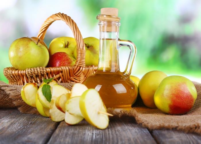 ξίδι που διαφημίζει βιολογικά μήλα διαυγές χυμό ξινό