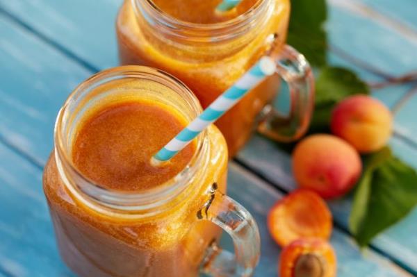 Ετοιμάστε υγιεινό smoothie βερίκοκου