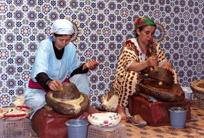 έλαιο αργκάν πολύτιμο λάδι υγιή παραδοσιακή εκχύλιση ελαίου γυναίκες μαρόκο