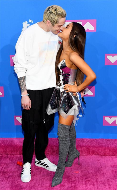 ariana grande με τον φίλο Pete Davidson