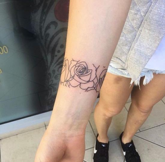 βραχιόλι τατουάζ γραφικά τριαντάφυλλα