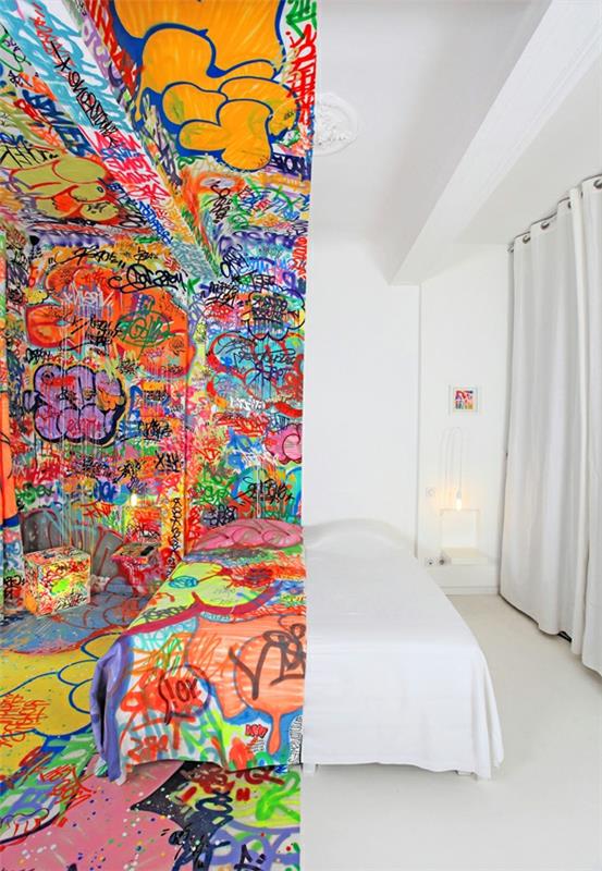 δωμάτιο τέχνης ξενοδοχείου με πολύχρωμα γκράφιτι