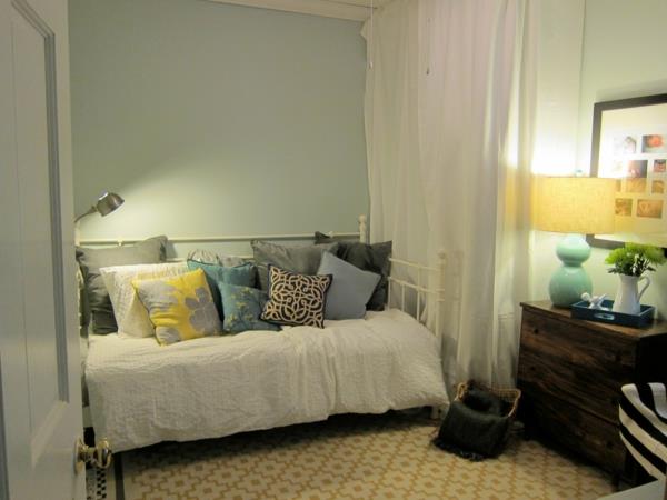 ελκυστικός σχεδιασμός δωματίου πολύχρωμων μαξιλαριών μικρός καναπές
