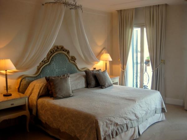 ελκυστικό σχέδιο δωματίου με ρομαντικό θόλο κρεβατιού